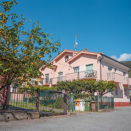 Casa Vacanze Ferrando Пьетра-Лигуре Экстерьер фото