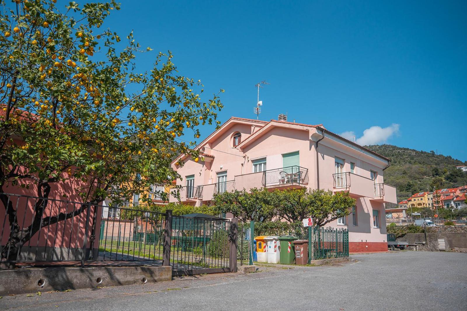 Casa Vacanze Ferrando Пьетра-Лигуре Экстерьер фото