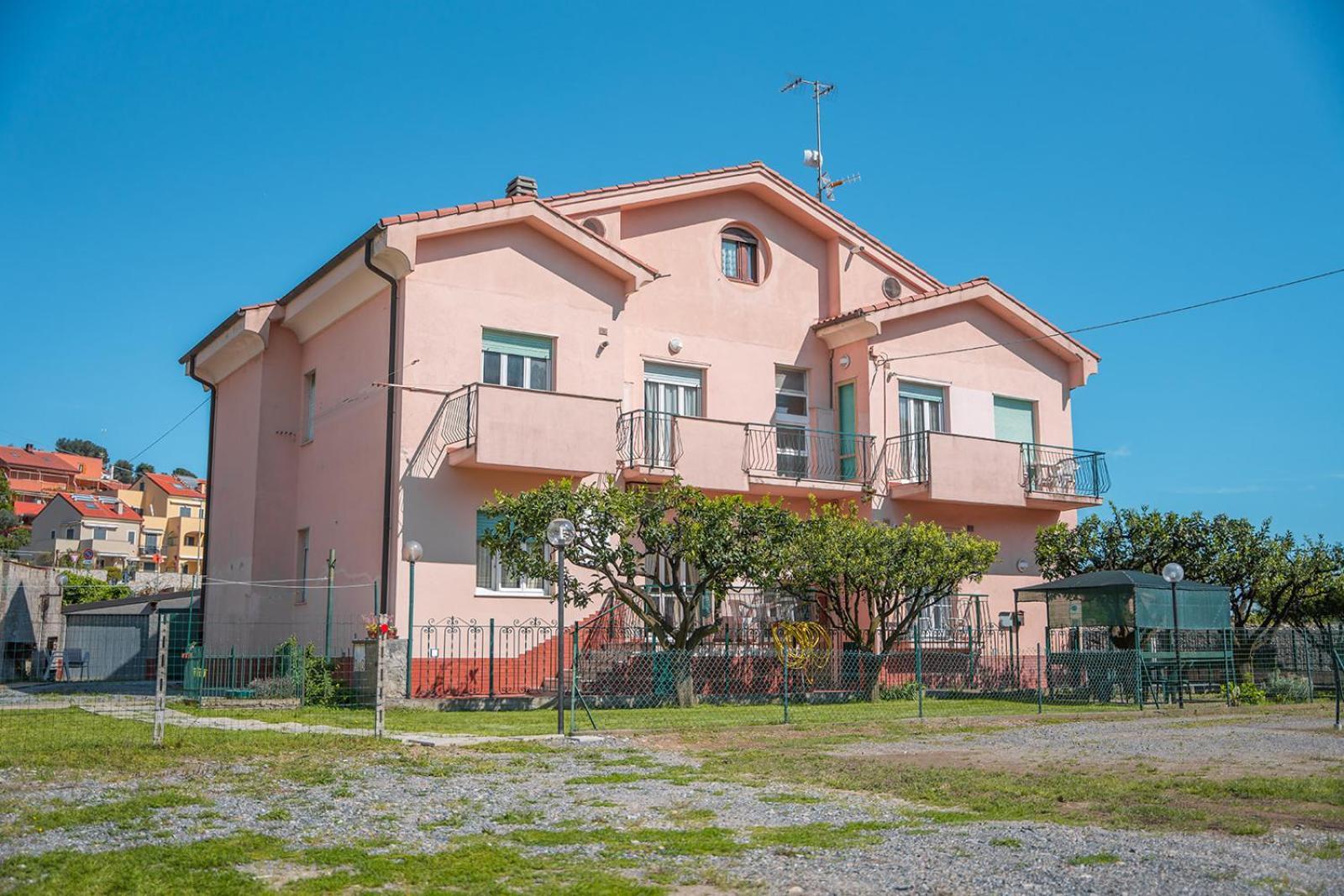 Casa Vacanze Ferrando Пьетра-Лигуре Экстерьер фото